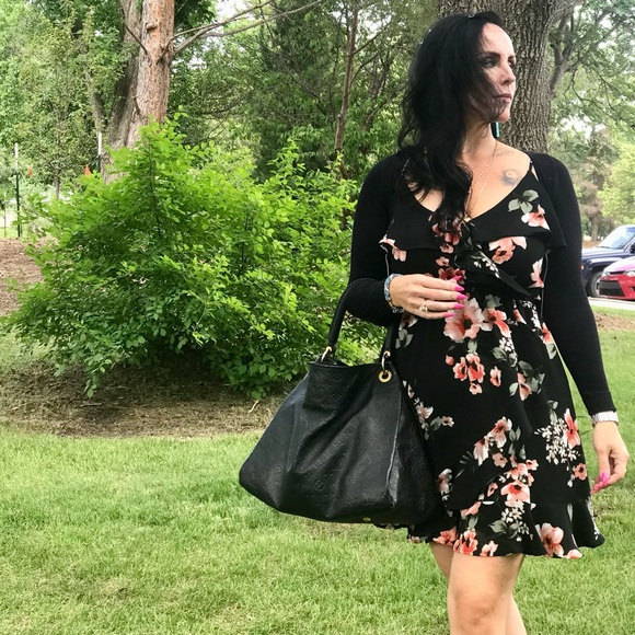 Meet your Posher, Lisa Michelle.💎 - Picture 4 of 15